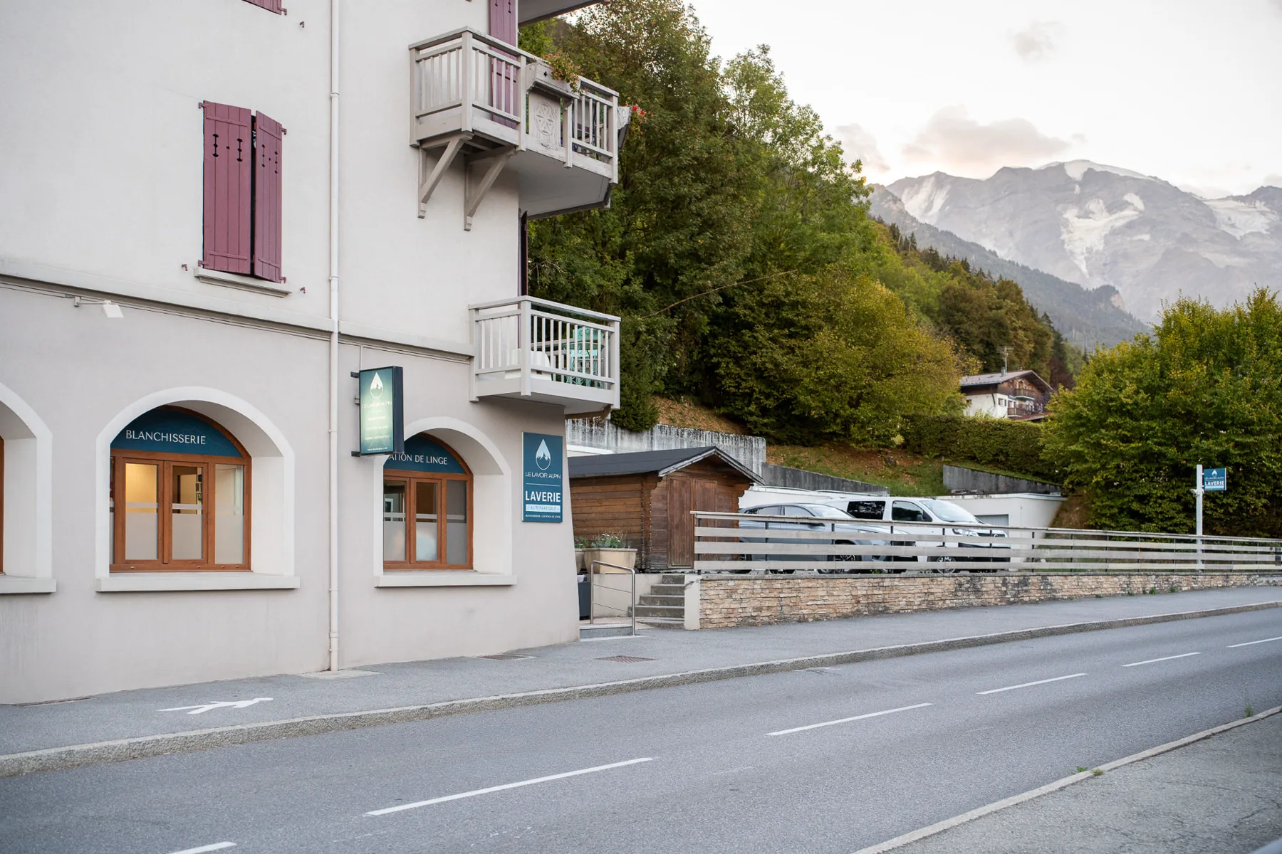 Entrée de la laverie automatique Lavoir Alpin, avenue de Miage à Saint-Gervais-les-Bains