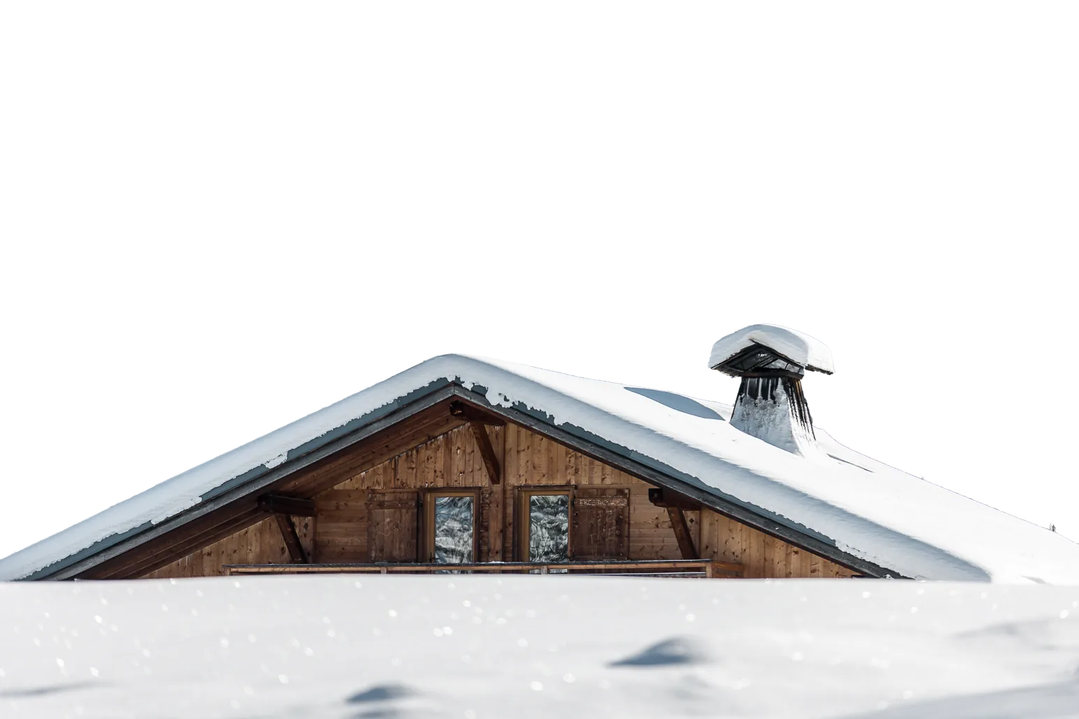 Toit de chalet en bois couvert de neige à Saint-Gervais-les-Bains